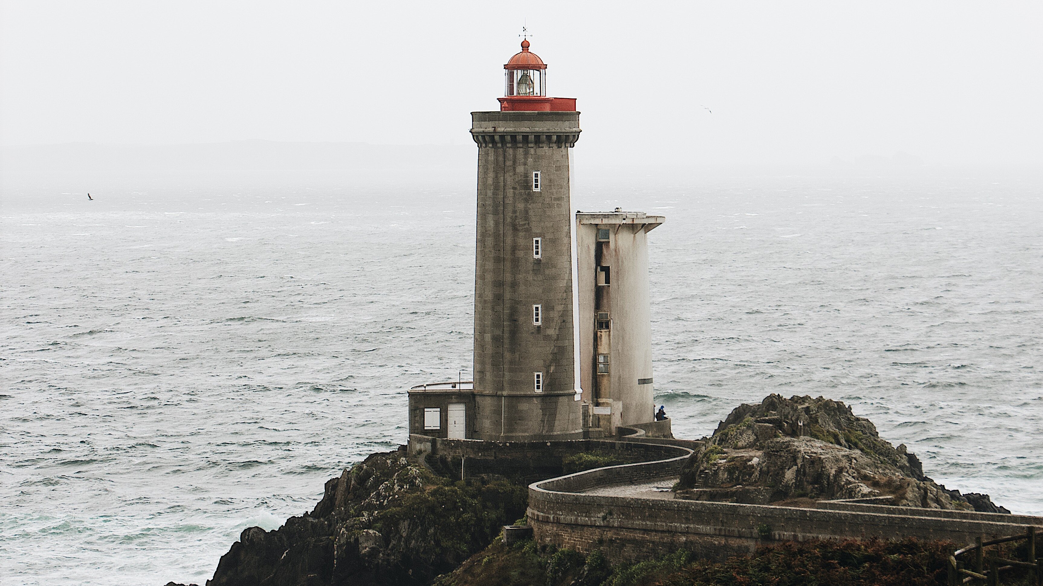 Ein Leuchtturm an der Felsenküste